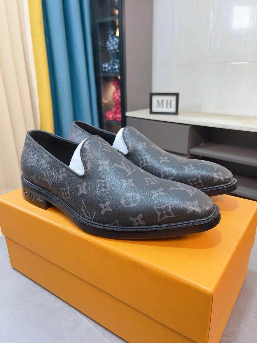 Ex-factory price 720🌹🌹High version [LV] Louis Vuitton's popular casual leather shoes🎖Fashionable and elegant🎖🎖Material: Original imported open-edge beaded cowhide, washed cowhide leather lining, original open-molded rubber outsole, high-end and classy, ​​elegant quality, instantly transforming into a handsome man ❤❤Standard\nNumber: 38-44